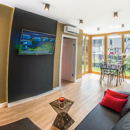 Galaxy Garden Apartment Cracow- Shopping Mall 1Min, Underground Parking, Family Friendly, City Center Krakow Ngoại thất bức ảnh