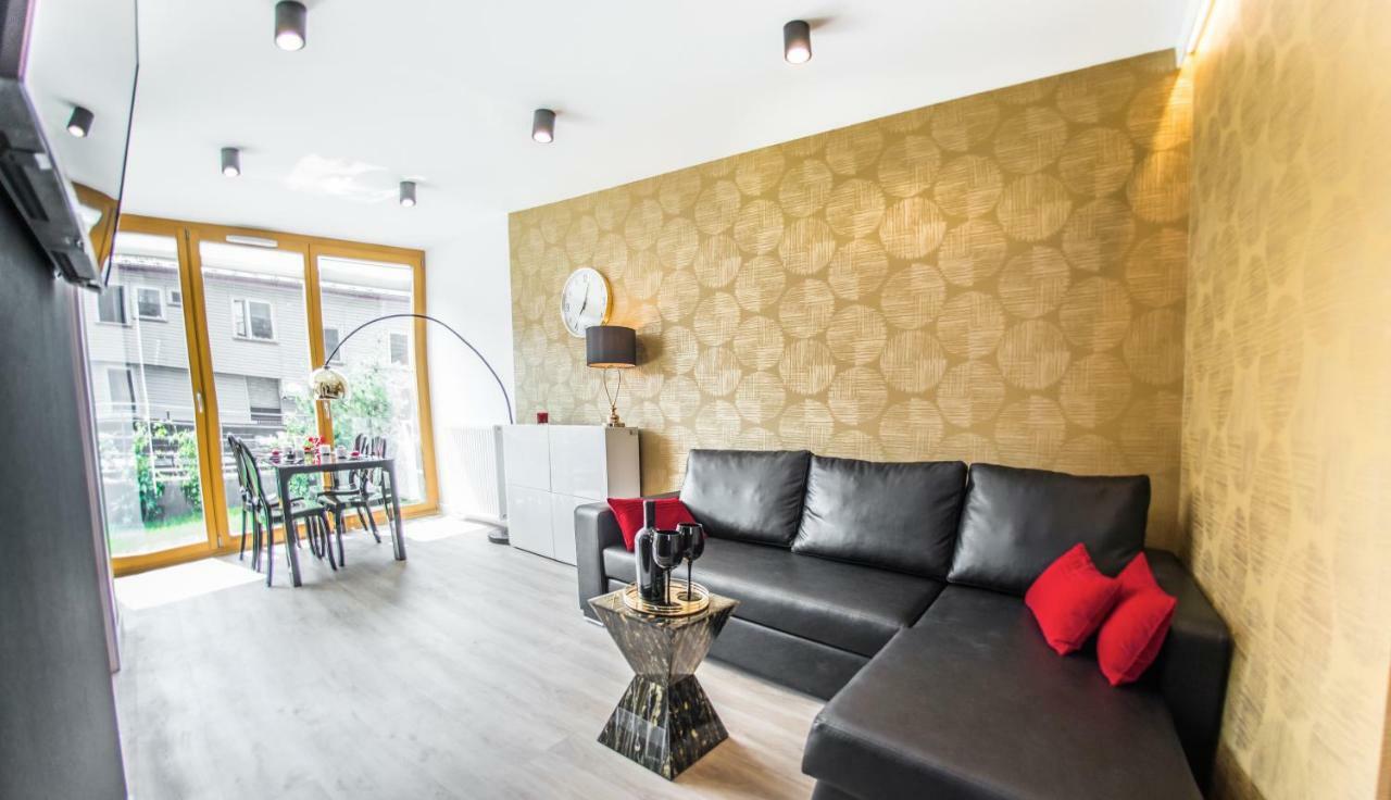 Galaxy Garden Apartment Cracow- Shopping Mall 1Min, Underground Parking, Family Friendly, City Center Krakow Ngoại thất bức ảnh
