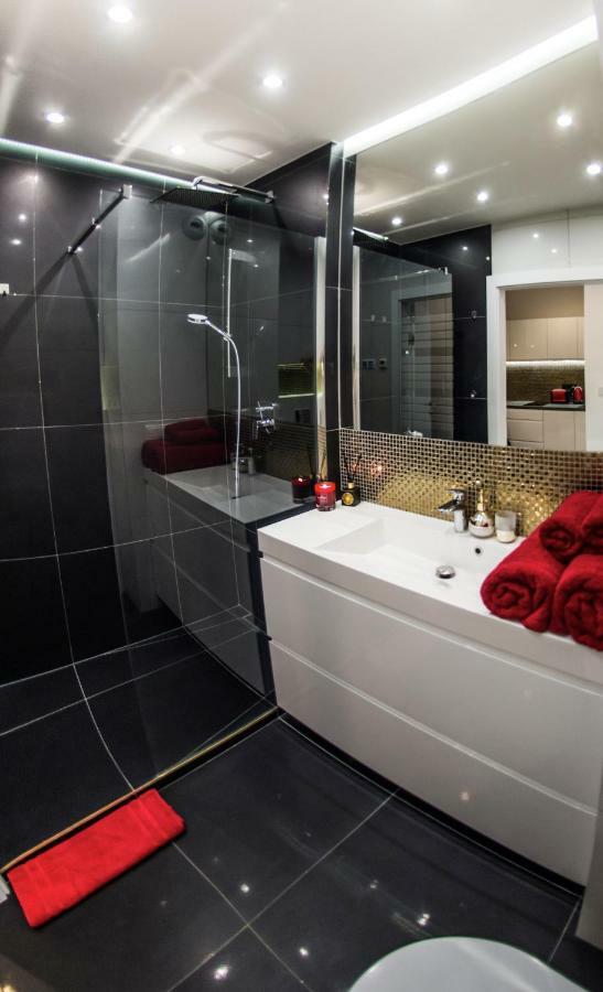 Galaxy Garden Apartment Cracow- Shopping Mall 1Min, Underground Parking, Family Friendly, City Center Krakow Ngoại thất bức ảnh